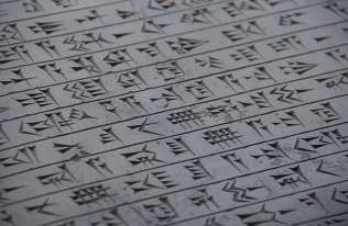 Badacze nauczyli sztuczną inteligencję tłumaczyć pismo klinowe