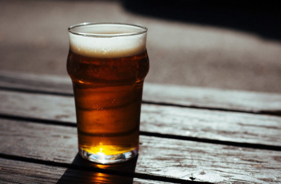 Co to właściwie jest piwo bezalkoholowe? Jak się je produkuje?