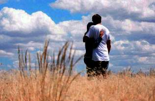 Przytulanie partnera może obniżać stres u kobiet
