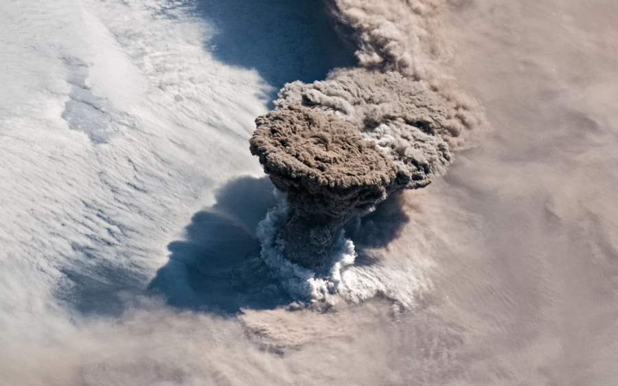 Erupcja wulkanu Rajkokie widziana z kosmosu