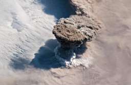 Erupcja wulkanu Rajkokie widziana z kosmosu