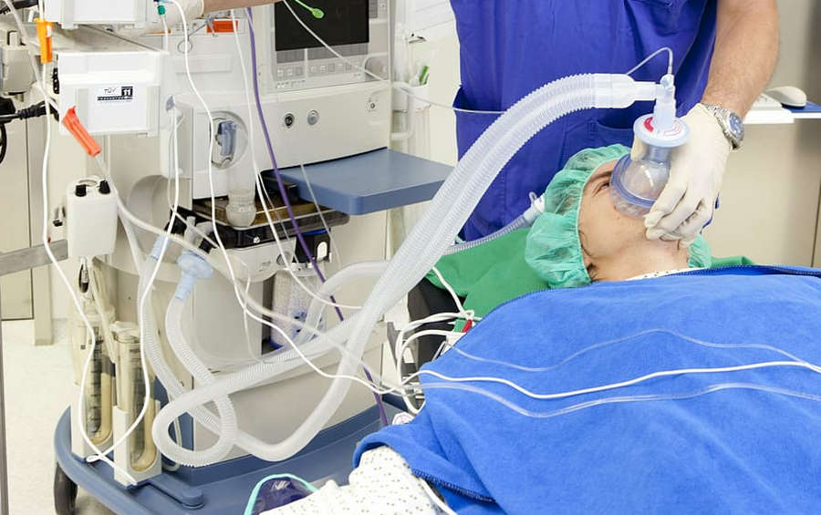 pacjent pod respiratorem