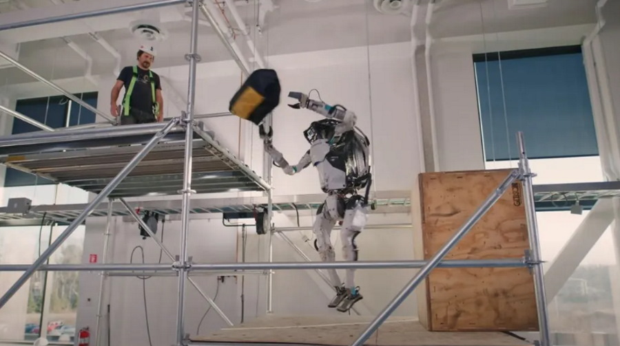 Robot Atlas na „placu budowy”. Nowe nagranie od Boston Dynamics