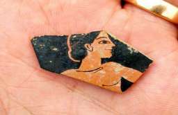 Znaleziony przez archeologów kawałek naczynia z niepełnym wizerunkiem kobiety