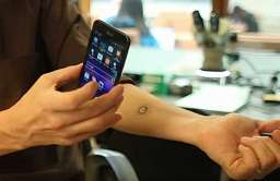 Czujnik potu naklejony na skórę ręki przesyła dane do smartfona
