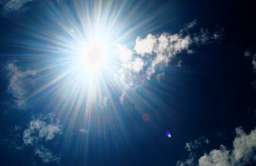 Światło słoneczne niszczy koronawirusa szybciej niż sądzono. Rozbieżności w badaniach