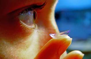 Inteligentne soczewki kontaktowe, które monitorują ciśnienie oka i dostarczają leki