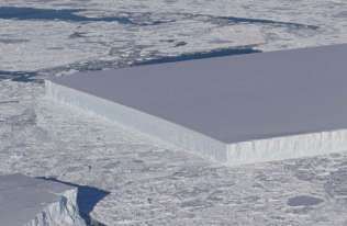 Góra lodowa o kształcie prostokąta