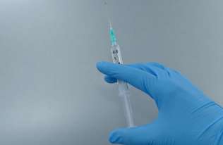 Eksperci: szczepionka przeciw HPV chroni przed różnymi rakami, ale Polacy z niej nie korzystają