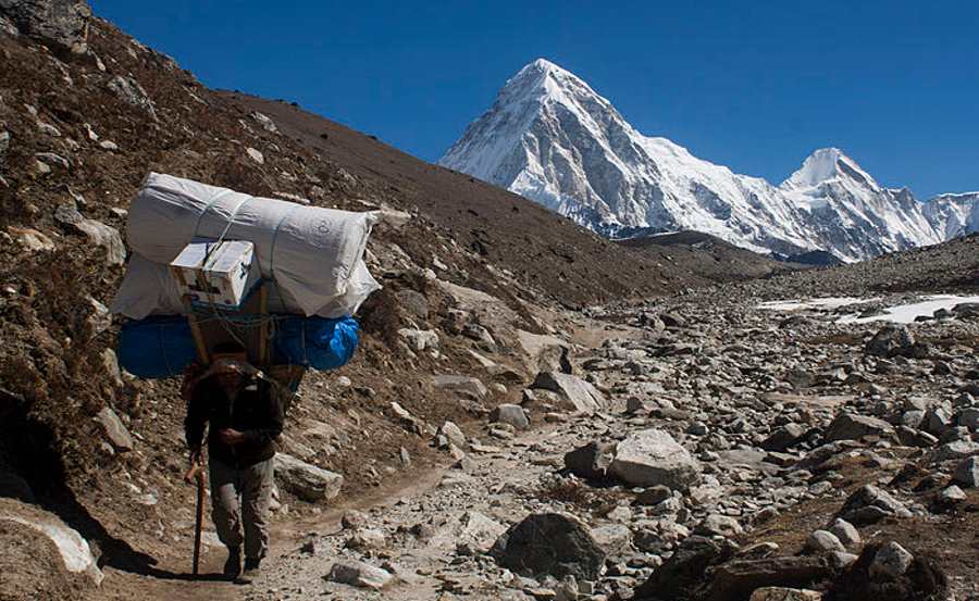 Szerpa niosący bagaż w Himalajach