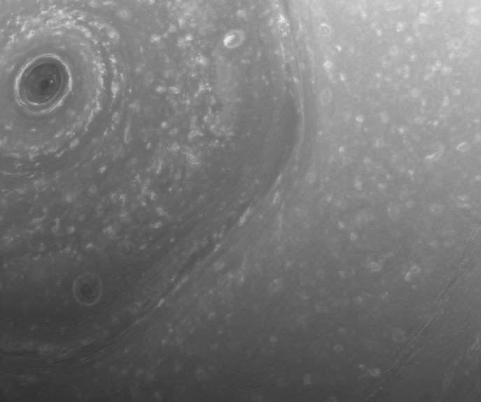 Sześciokątna burza na Saturnie na północnym biegunie planety