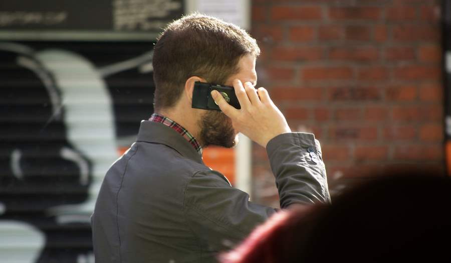 Mężczyzna rozmawiający przez telefon komórkowy