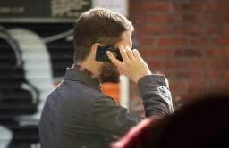 Mężczyzna rozmawiający przez telefon komórkowy