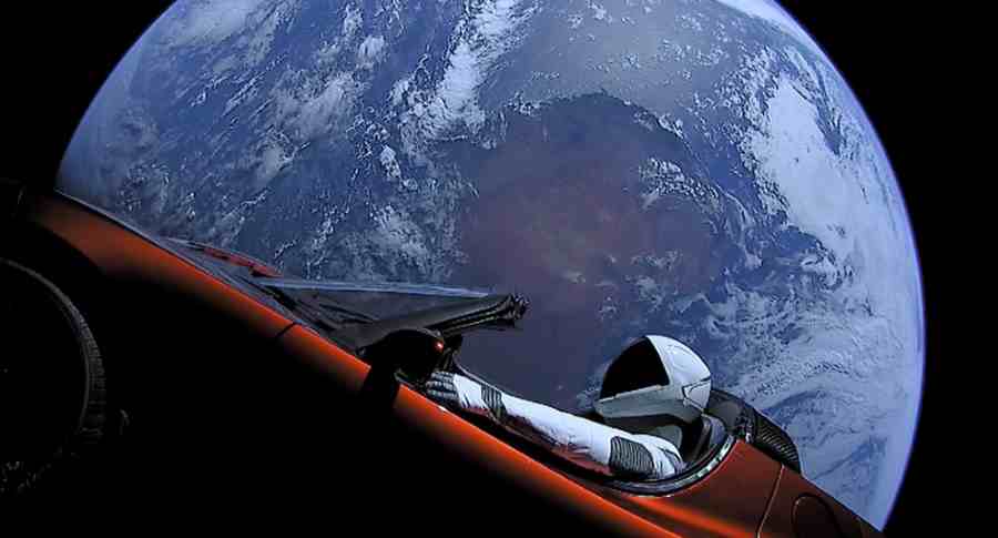 Tesla Elona Muska na tle Ziemi