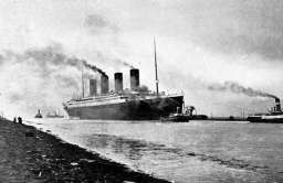 Titanic wypływający z portu