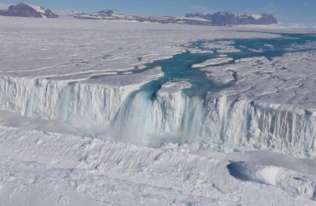 Rzeka na Antarktydzie