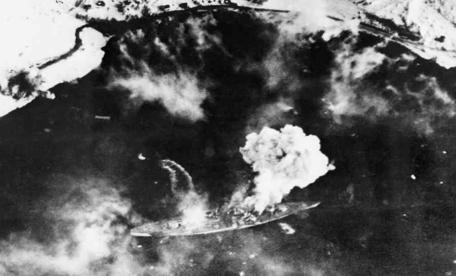Tirpitz - niemiecki pancernik z II wojny światowej bombardowany przez samoloty aliantów