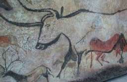 Malowidła naskalne przedstawiające tura i jelenie