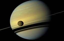 Tytan na tle Saturna