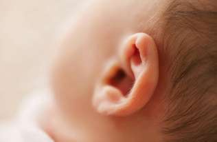 Przełomowa terapia genowa. Głuchy od urodzenia chłopiec odzyskał słuch