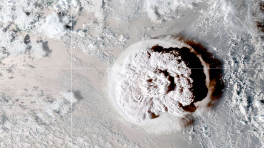 Chmura po erupcji wulkanu Hunga Tonga-Hunga Ha'apai w połowie drogi w kosmos