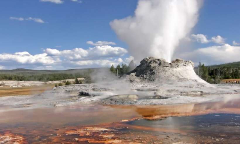 Gejzer podczas erupcji w Parku Narodowym Yellowstone